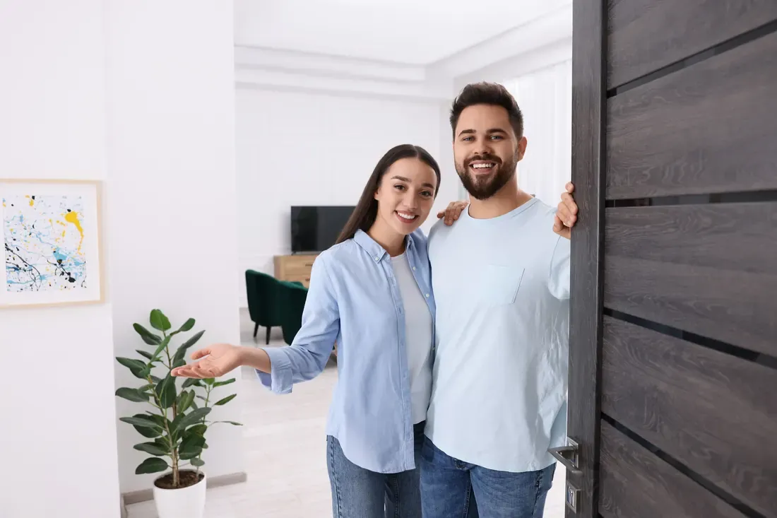 Pareja recibiendo las llaves de su nuevo hogar